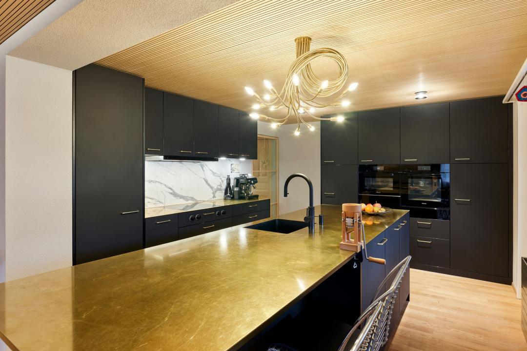 Küche mit Antifingerprint-Fronten und Kochinsel