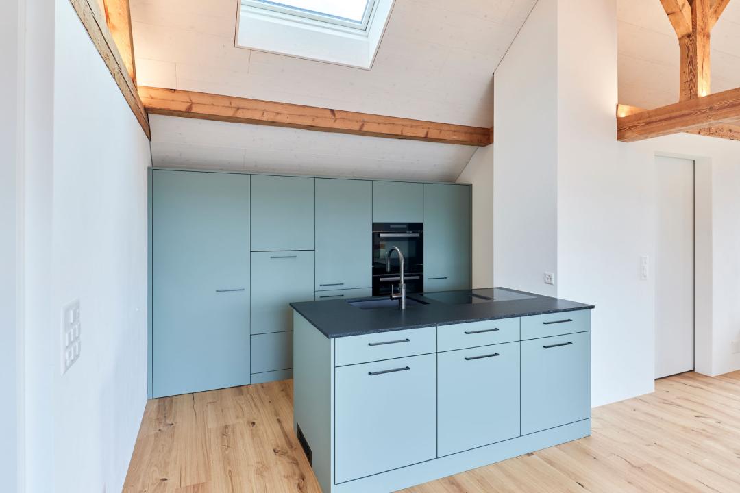 Kompakte Küche mit Dachschräge in Heimberg