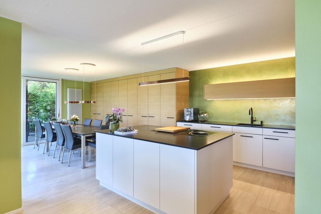 Küchenrenovation mit Eichenfurnier und Kochinsel