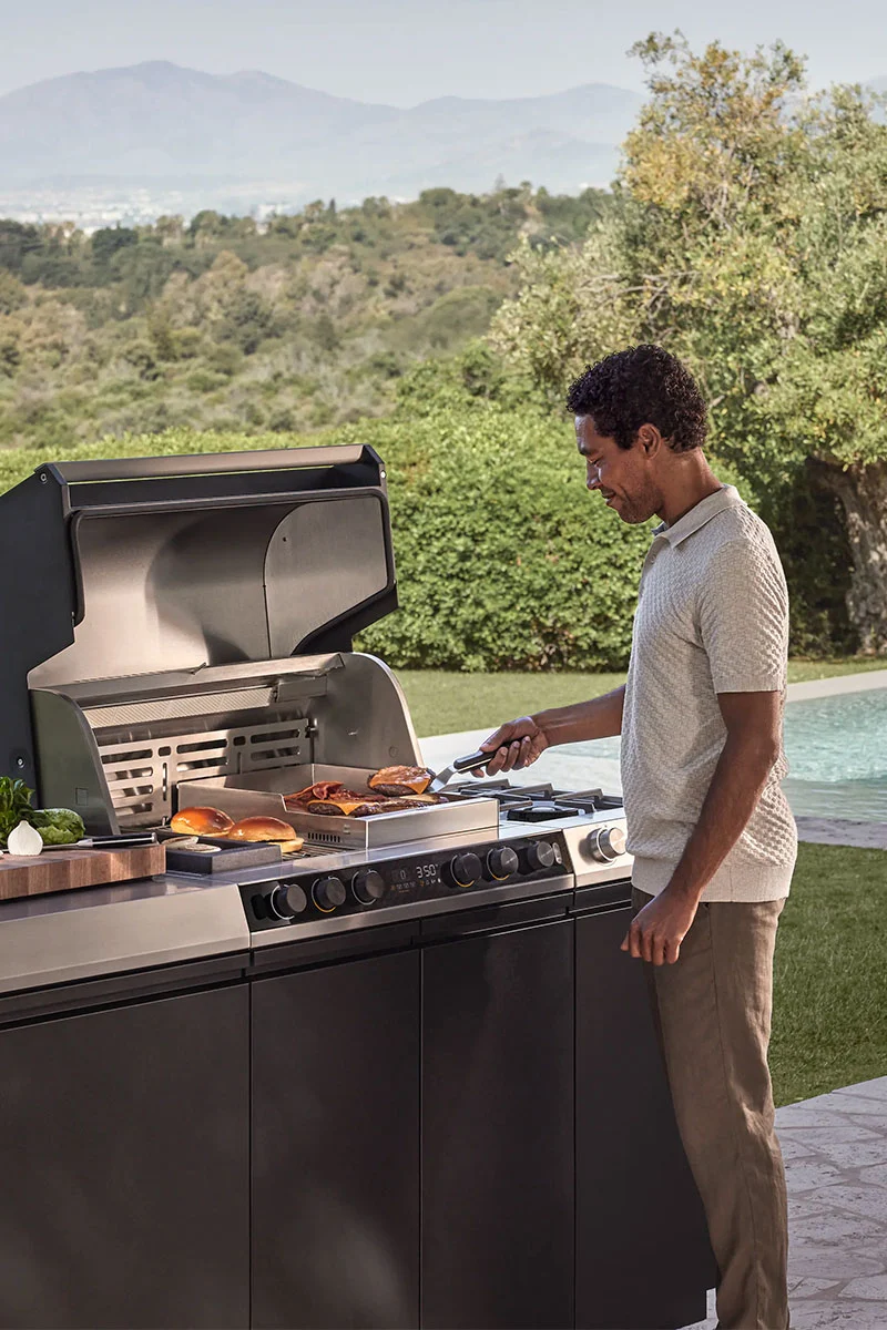 Miele Fire Pro Gasgrill mit gegrilltem Fleisch und Gem&uuml;se von oben