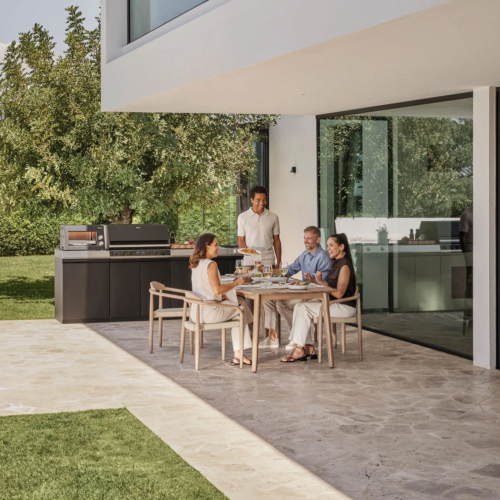 Miele Outdoor-Küche auf einer modernen Gartenterrasse