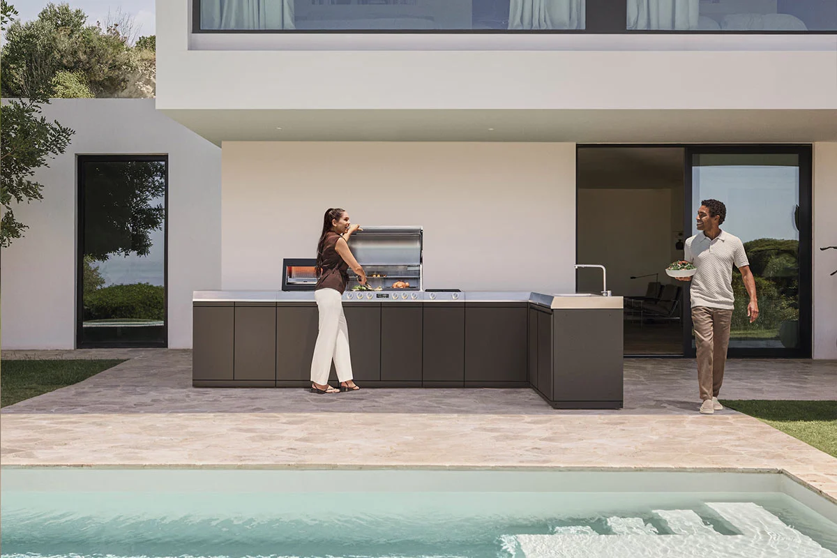 Fertig installierte Miele Outdoor-Küche auf einer modernen Gartenterrasse