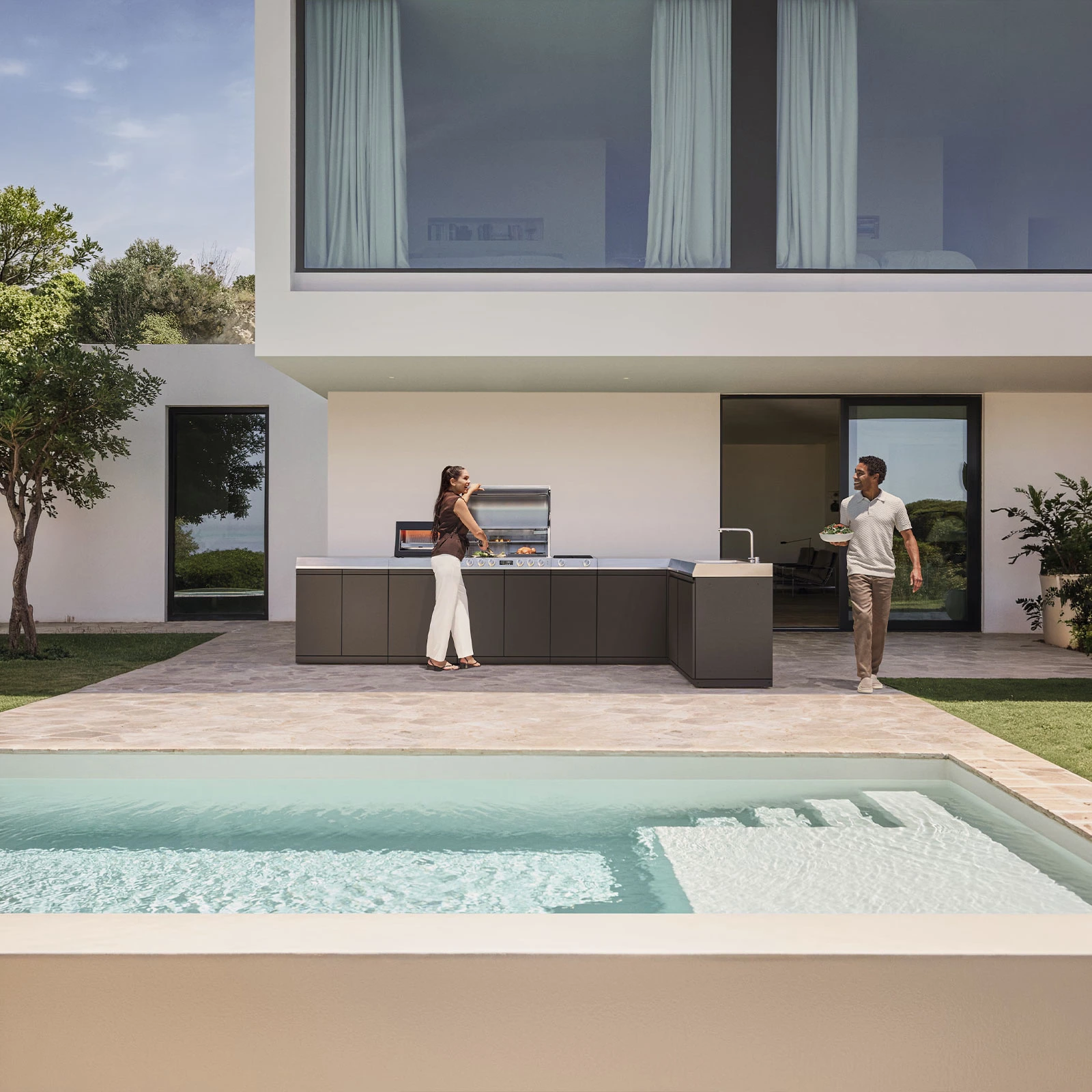 Fertig installierte Miele Outdoor-Küche auf einer modernen Gartenterrasse