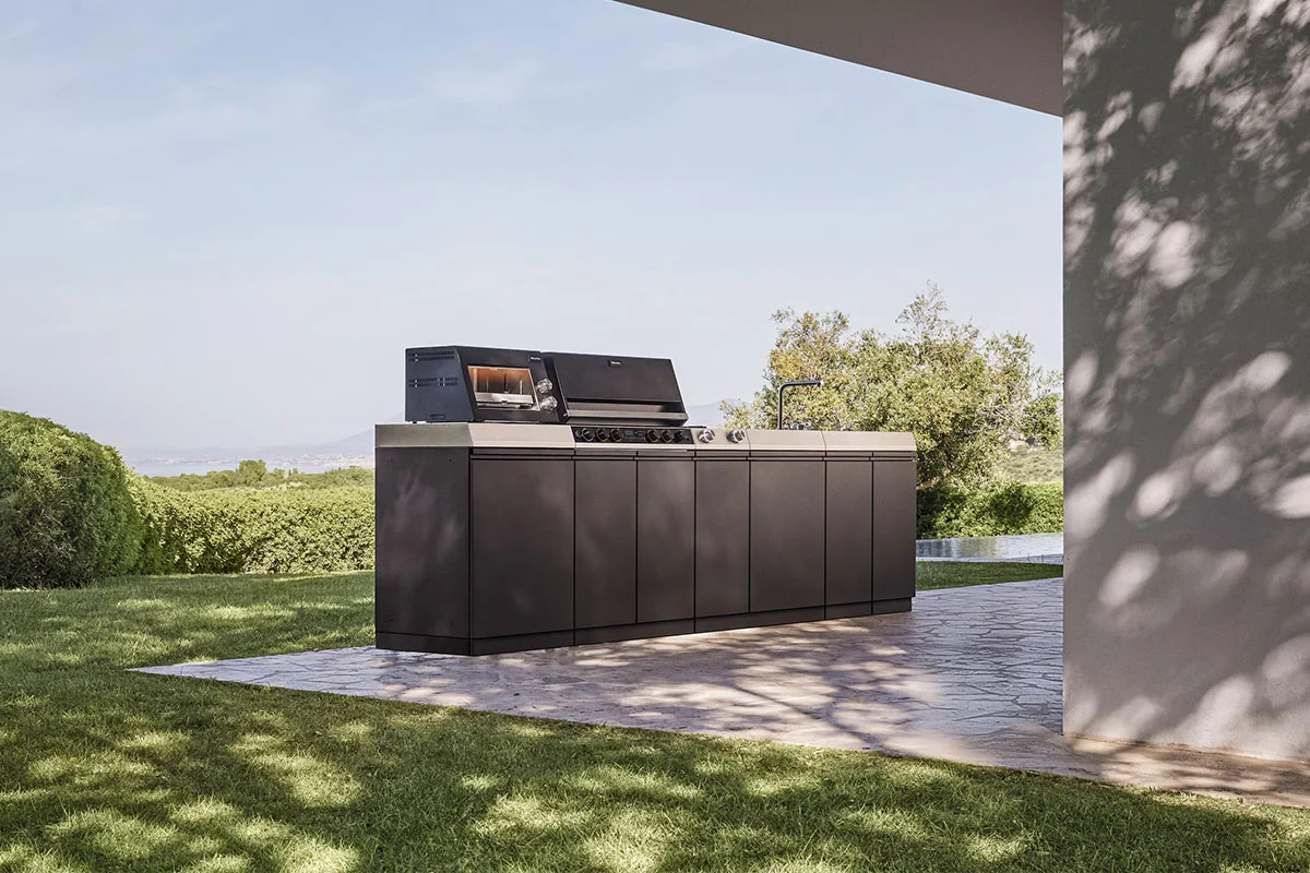 Persönliche Beratung für eine individuelle Outdoor-Küche bei Baumann + Eggimann